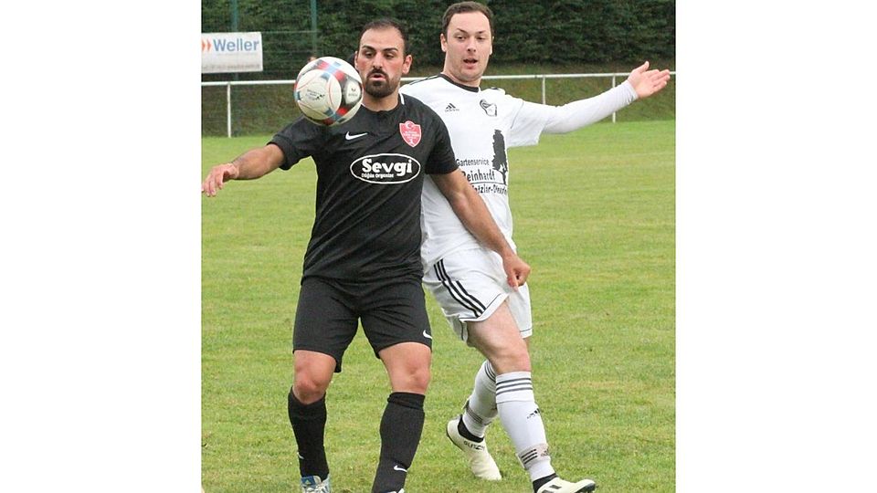 Topteams unter sich: Sergen Rüzgar (l.) von Türk Ata/Türkgücü Wetzlar gegen den Steindorfer Steven Jurtschenko. 	Foto: Tobias Ripl