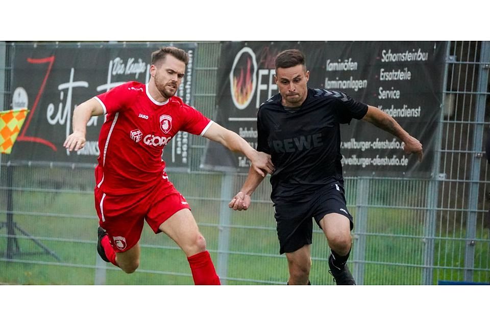 Mike Sinkel (r.), hier noch im Trikot der SG Ehringshausen/Dillheim, schießt den Fußball-A-Ligisten FC Werdorf zum Sieg. © Isabel Althof