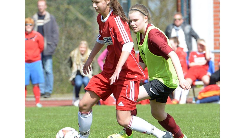 Lea Taubert (links) hatte kurz vor dem Seitenwechsel den Führungstreffer für die FJSG Bederkesa auf dem Fuß. Schimanke
