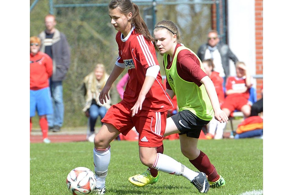 Lea Taubert (links) hatte kurz vor dem Seitenwechsel den Führungstreffer für die FJSG Bederkesa auf dem Fuß. Schimanke Lea Taubert (links) hatte kurz vor dem Seitenwechsel den Führungstreffer für die FJSG Bederkesa auf dem Fuß. Schimanke