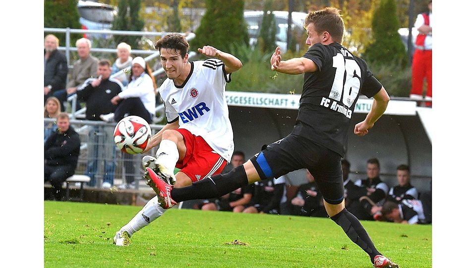 Dampfmacher: Auf der linken Offensivseite der Pfeddersheimer macht Mathias Tillschneider (links) gegen den Ludwigshafener Kevin Lohrke mächtig Wirbel.	Foto: pa/Balzarin