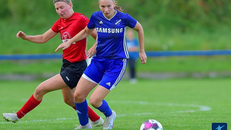Luna Schömann (rechts) spielt mit Großenenglis heute erneut gegen eine Mannschaft aus Göttingen. Kann sich die Abwehrspielerin, die gerade bei Standartsituationen gefährlich ist, erneut in die Torschützenliste eintragen?