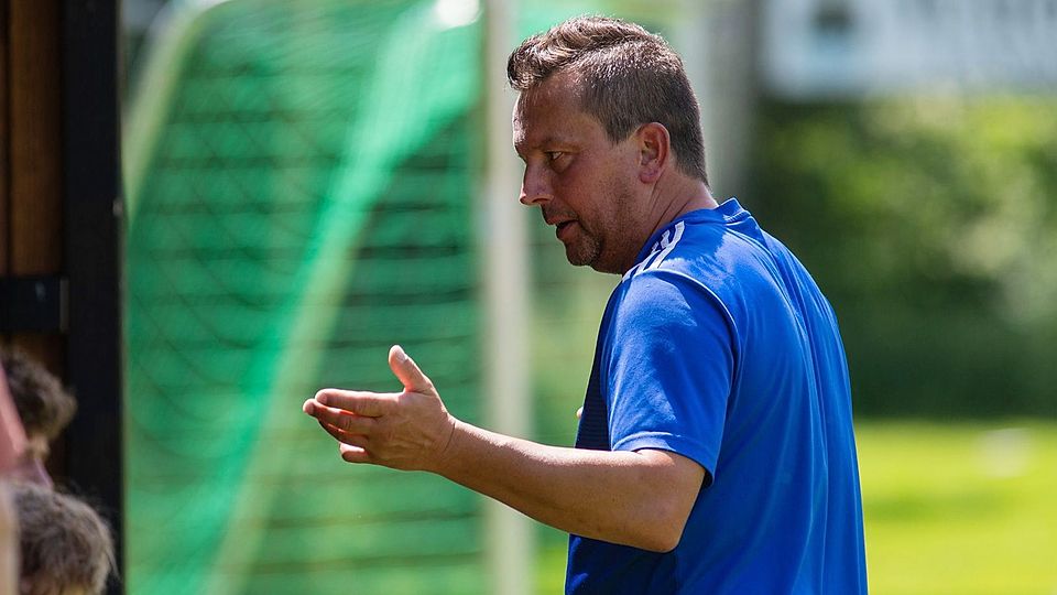 Trainer Martin Kratzer und der SV Raigering peilen den Einzug ins Pokalfinale an.