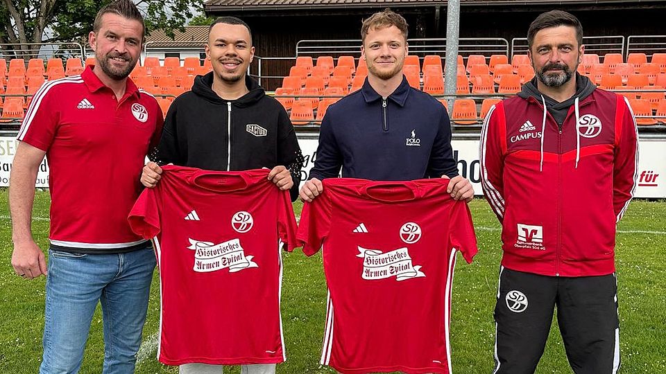 Abteilungsleiter Daniel Groß (links) und Trainer Thomas Semmelmann (rechts) rahmen die Neuzugänge Julian Guggenberger (Zweiter von links) und Michael Schmid ein.