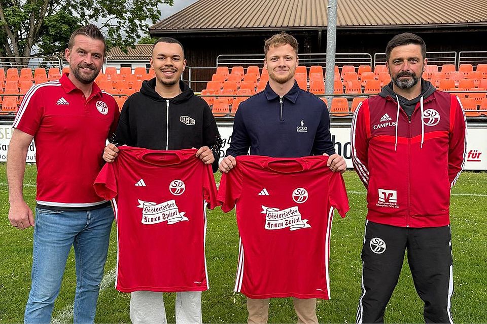 Abteilungsleiter Daniel Groß (links) und Trainer Thomas Semmelmann (rechts) rahmen die Neuzugänge Julian Guggenberger (Zweiter von links) und Michael Schmid ein.