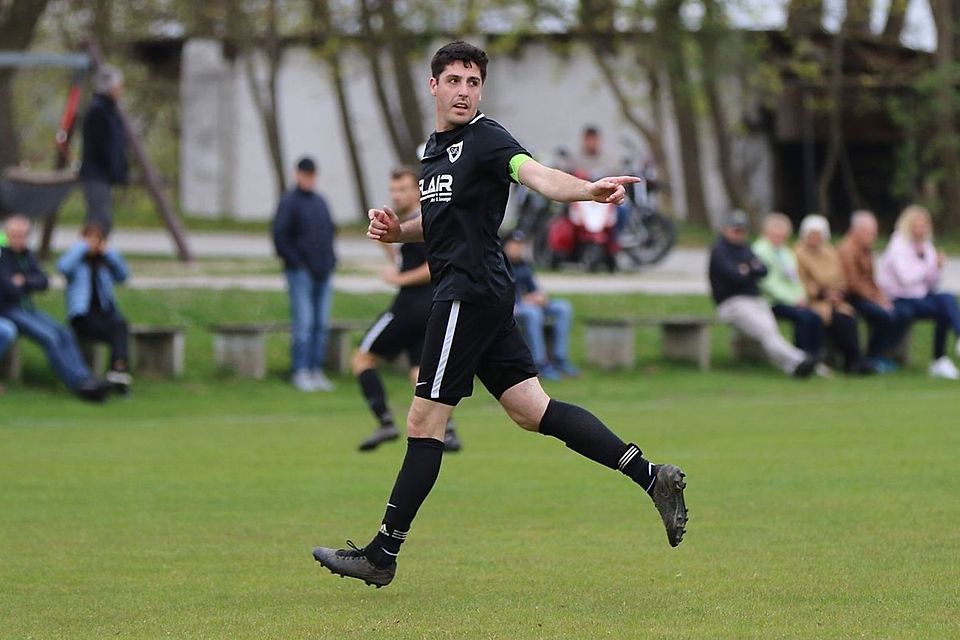 Die SpVgg Stephansposching um Kapitän Dominik Hafner will dem TSV Oberschneiding ein Bein stellen.