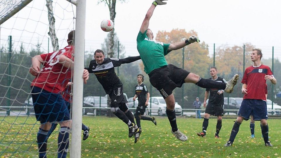 Steffen Kurzawa köpft die Spielvereinigung in der 117. Minute in die nächste Runde. Foto: René Schulz