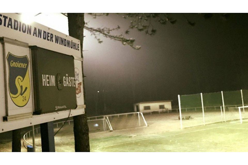 Keine Chance: Der Boden des Fußballplatz im Gnoiener Stadion an der Windmühle war gefroren und so nicht bespielbar. Darsow