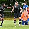 Aliu Cisse (links) nährte mit einem Dreierpack die Hoffnungen des SC Offenburg auf den Klassenerhalt. Rechts Mijo Vujevic.