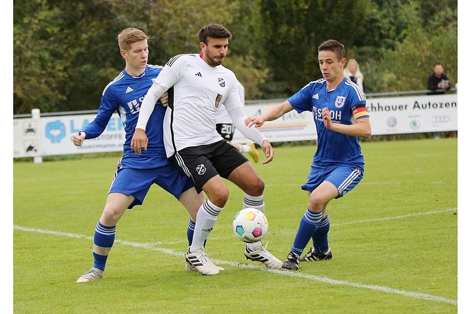 In der Waldböckelheimer Zange: Weinsheims Felix Frantzmann (weißes Trikot) wird von Daniel Christian Schick (links) und Jan Scheib bearbeitet.	Foto: Edgar Daudistel