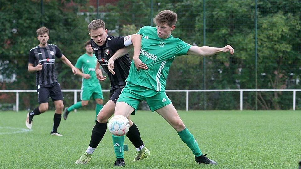 Abwehrspieler Tim Keibel (re.) und der TSV Gremersdorf hatten endlich das bessere Ende für sich.