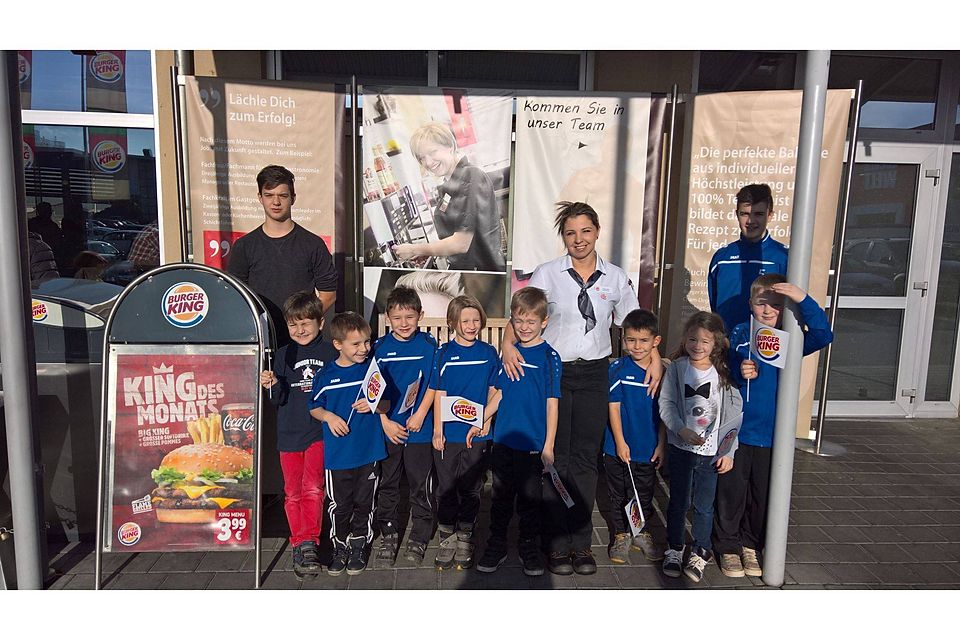 Die Siegerehrung der Bambini fand anschließend beim Medaillen-Sponsor im Burger King Cham statt, wo der SV Schwarzhofen von Filialleiter Ströbl ein Essen spendiert bekam.