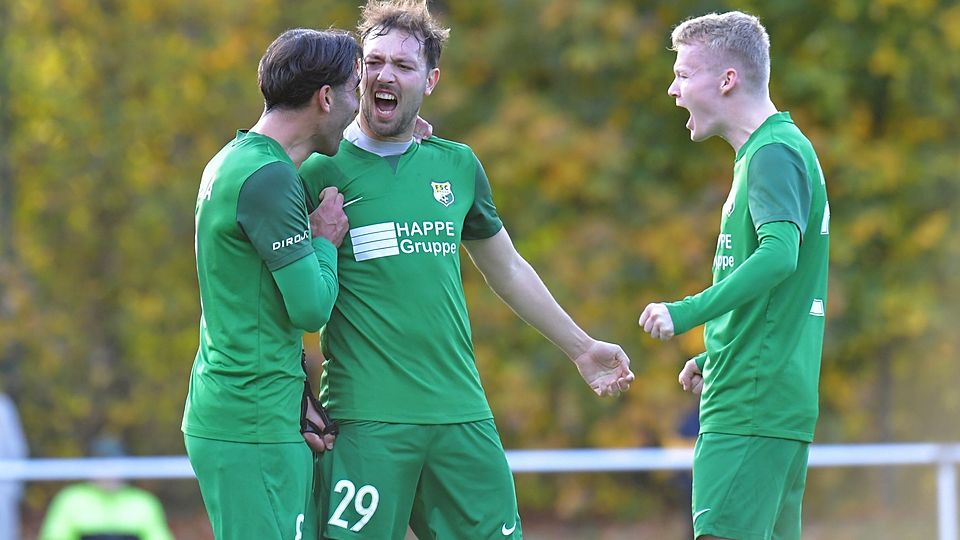 Engin Güney (l.) und Justus Kappel-Sudbrock (r.) bejubeln mit Torschütze Luis Sievers den Treffer zum 1:0.