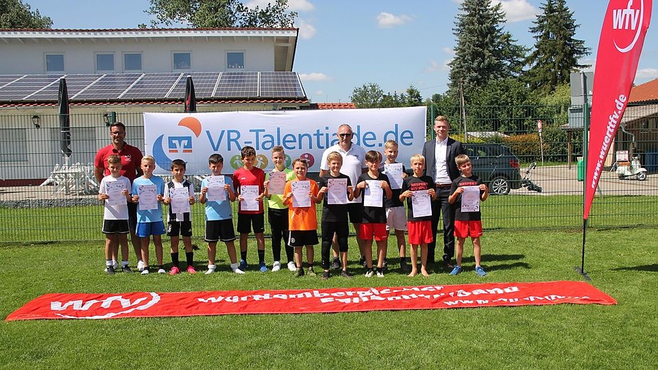 Mike Denner (links, Bezirksjugendleiter), Georg Müller (Mitte, Qualifizierung und Leistungssport, Talentförderung) und Sebastian Schmidt (rechts, Volksbank, Regionaldirektor Tuttlingen) freuen sich mit den Talenten. 