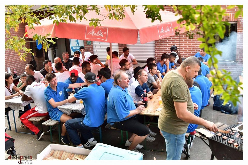 Mit einem gemeinsamen Essen nach dem Pokalspiel gehen beide Mannschaften mit gutem Beispiel voran. Foto: Mehmet Dedeoglu