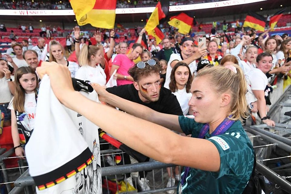 Deutschlands Fußballerinnen, im Vordergrund Laura Freigang, begeisterten bei der EM in England.	Foto: dpa