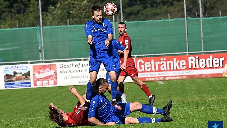 Der SV Burgweinting (in blau) musste sich in Wörth mit einem 3:3 zufriedengeben.