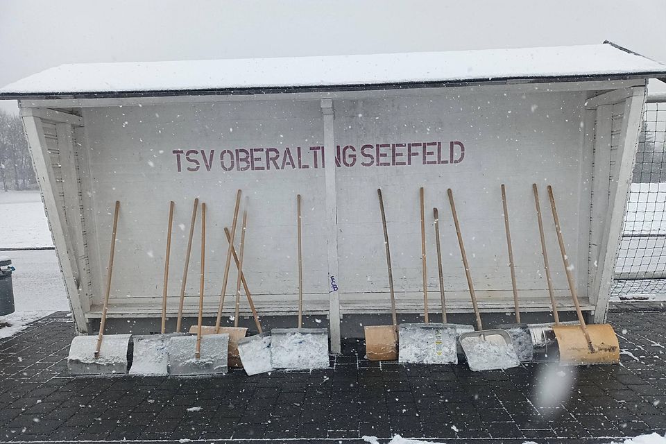 So ist Fußball Ende Februar: Auf der Ersatzbank in Seefeld standen die Schneeschaufeln.