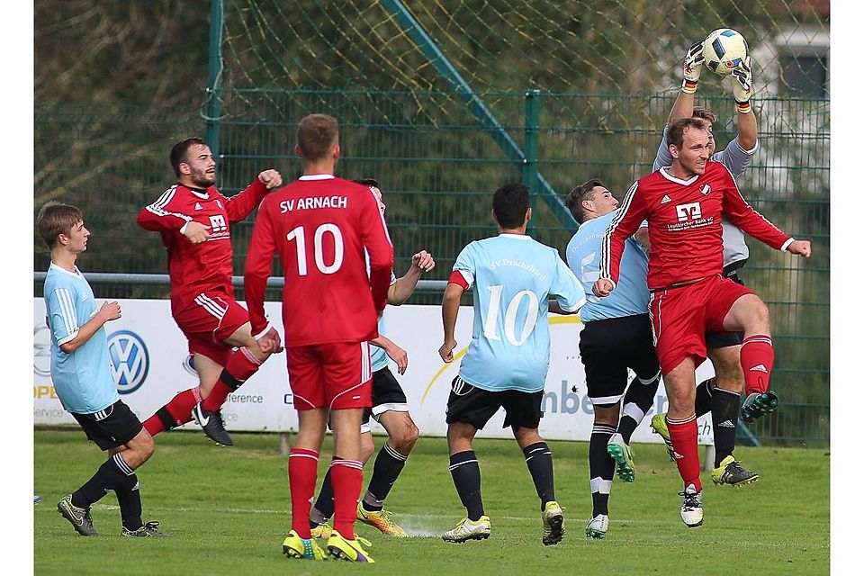 Szene aus dem Spiel SV Arnach (rote Trikots) gegen SV Deuchelried. Foto: Josef Kopf