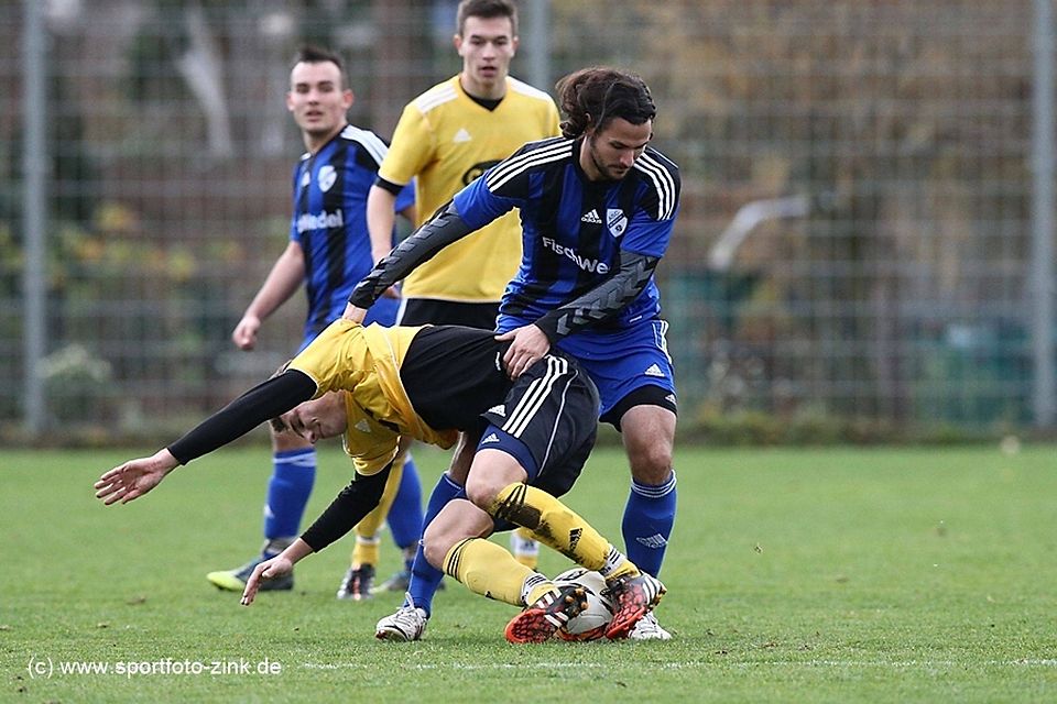 Spielertrainer Alexander Eberlein (in Blau) und der ASC Boxdorf räumten mit dem 2:1 in Mögeldorf (vorne mit Tobias Ubrig) einen Konkurrenten im Aufstiegsrennen der Kreisklasse 4 vorerst aus dem Weg. F: Zink