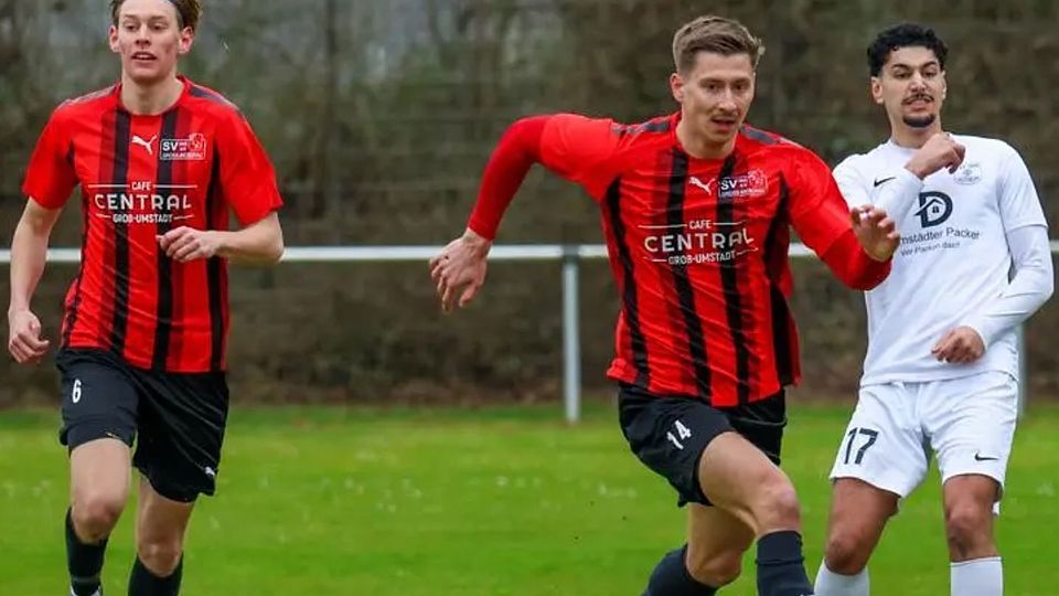 Vorwärtsgang: Der SV Groß-Bieberau (Mitte Tim Halbig, rechts der Altheimer Yazan Odeh) ist nach der Niederlage am Mittwoch in der Fußball-Gruppenliga gegen die SG Wald-Michelbach nun gegen den FC Bensheim gefordert.