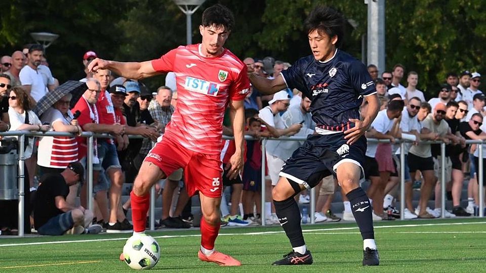 Nach der Pause aufgedreht: Wormatia-Spieler Thomas Roetynck (links) steckte mit seiner Mannschaft beim FC Basara Mainz und Hayato Nakashima zunächst in Schwierigkeiten. Foto: Kristina Schäfer