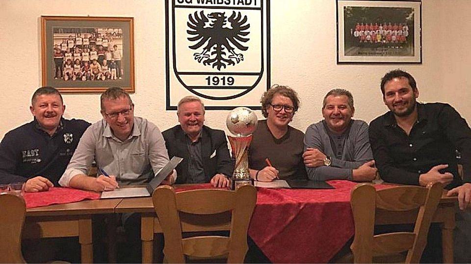 Mike Keitel (3.v.r.) und Stefan Fett (2.v.l.) als Co. sind weiterhin die Trainer bei der SG Waibstadt. Foto:SGW