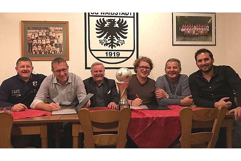 Mike Keitel (3.v.r.) und Stefan Fett (2.v.l.) als Co. sind weiterhin die Trainer bei der SG Waibstadt. Foto:SGW