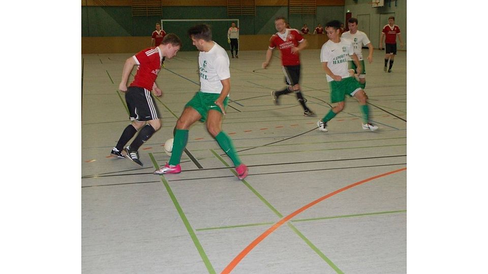 Der TV Oberndorf (weiß) gewinnt den Hartl-Cup in Bad Abbach. Gegen den SV Lengfeld (in rot) gelingt der entscheidende Sieg.  Foto: Neumaier