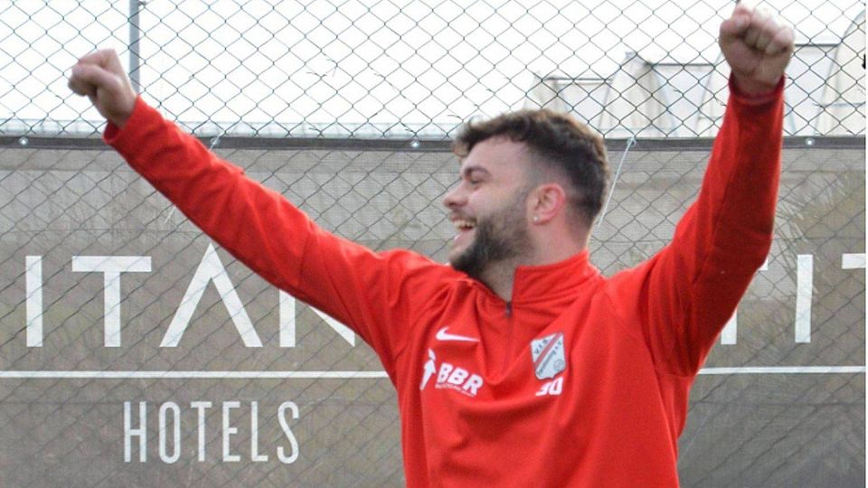 Die Arme hoch, er ist dabei: Alessandro Luzzi (26) ist nun doch im VfB-Trainingslager im türkischen Belek angekommen – nach langer Reise und glücklich. 	fotos: vfb forstinning VFB Forstinning