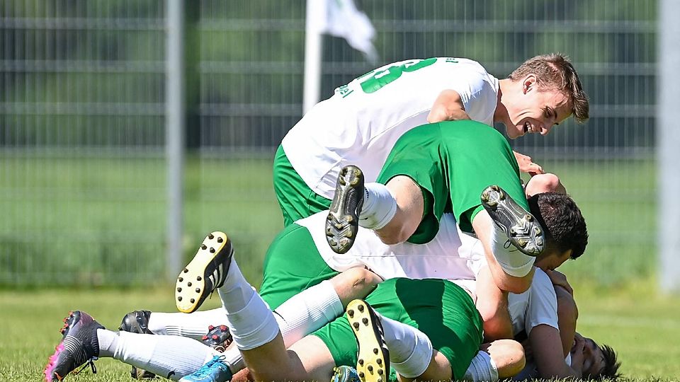 So geht Jubel: In der 77. Spielminute erlöst Markus Degel – auf diesem Bild unter den Teamkollegen begraben – den TSV Brunnthal mit dem Siegtor zum 1:0-Endstand.