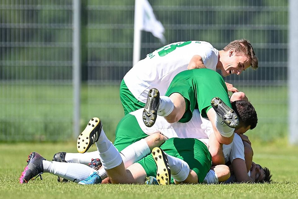 So geht Jubel: In der 77. Spielminute erlöst Markus Degel – auf diesem Bild unter den Teamkollegen begraben – den TSV Brunnthal mit dem Siegtor zum 1:0-Endstand.