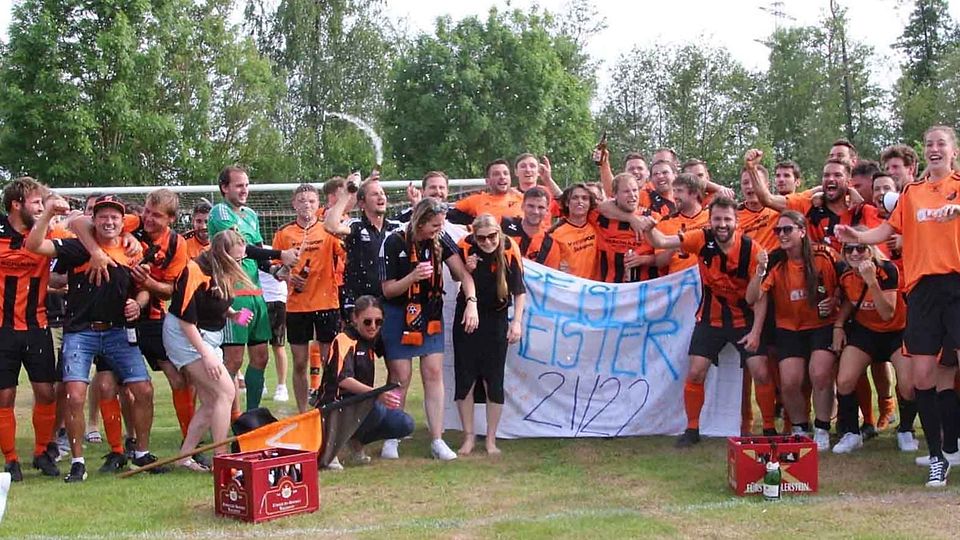 Halb Maihingen – Erste, Zweite, Fußballfrauen und Bürgermeister Stimpfle – feierten nach dem Sieg in Möttingen ausgelassen die Doppel-Meisterschaft und den damit verbundenen erstmaligen Bezirksliga-Aufstieg der Rieser.
