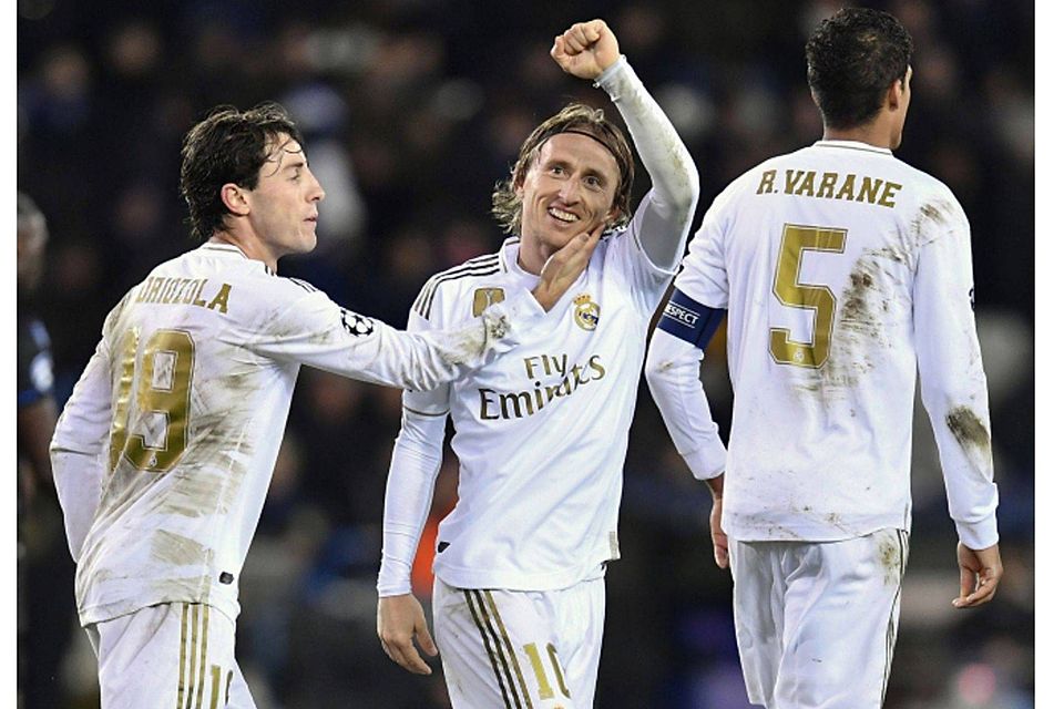 Alvaro Odriozola (l.), Luka Modric und Raphael Varane. AFP / JOHN THYS