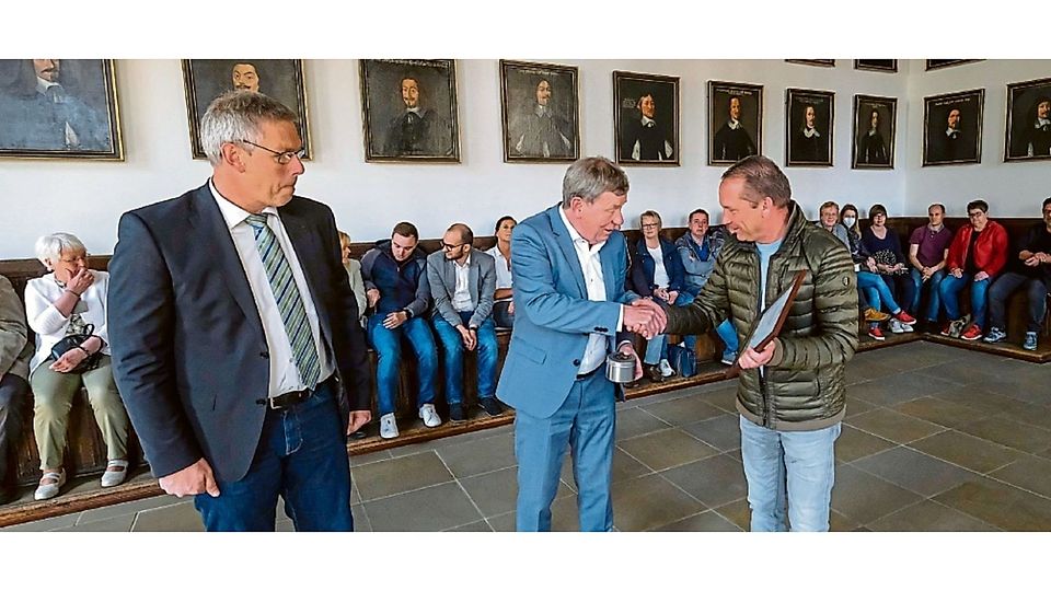Ein Foto – stellvertretend für die geehrten Ehrenamtlichen aus der Stadt und dem Landkreis Osnabrück: Jörg Fortmann (rechts) nimmt die Glückwünsche von Bernd Kettmann (links, Kreisvorsitzender) und Uwe Görtemöller (Bürgermeister) entgegen.