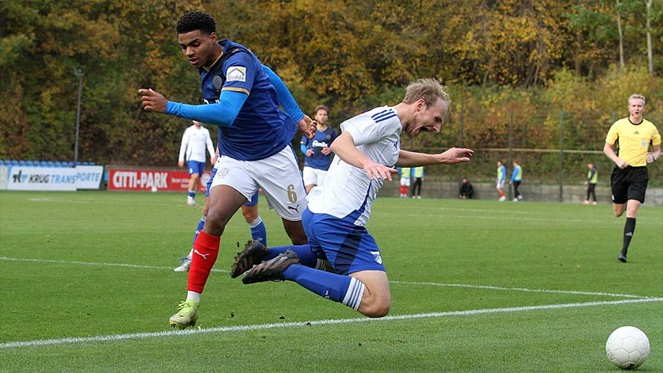 Schmerzhafter Zweikampf für Christoph Ohm (TuS Rotenhof) gegen Ikem Ugoh (Holstein Kiel II).