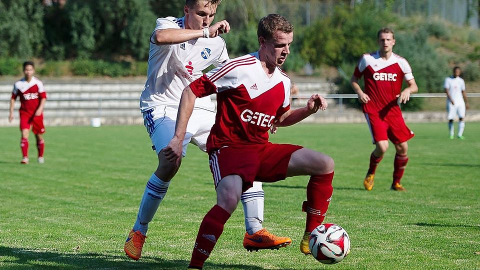 Danny Schulz (weißes Trikot) schießt das Siegtor für den VfB Sangerhausen F: Harbke