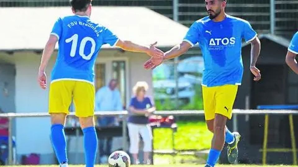 Dürften trotz kälterer Temperaturen auch im Topspiel der Fußball-Kreisoberliga West gegen den RSV Büblingshausen ins Schwitzen kommen: Robin Fürbeth (l.) und Ismail Besun, zwei Stützen des FSV Braunfels. (Archivfoto) © Isabel Althof