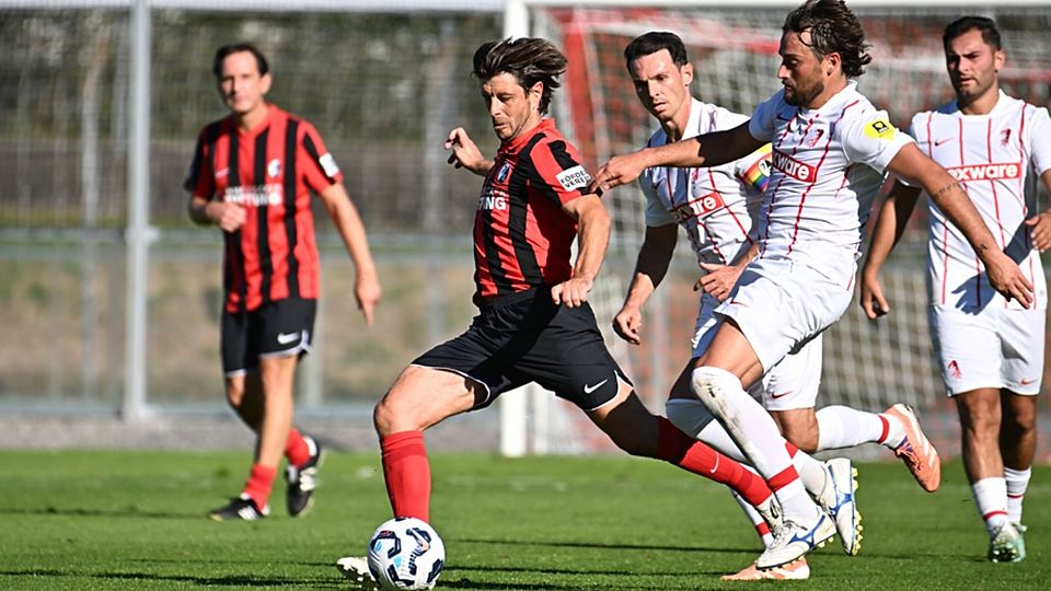 Als Spieler der SC-Traditionsmannschaft macht Dennis Bührer, hier vor zwei Wochen im Jubiläumsspiel der Freiburger Fußballschule am Ball, weiter eine gute Figur. | Foto: Achim Keller