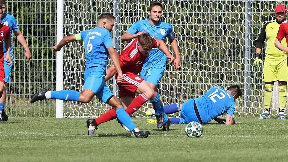 Die Kirchheimer um ihren Kapitän Simon Reichle (links), der in der Schlussphase zum 2:2 gegen den TSV Lautrach traf, holten den ersten Saisonpunkt.