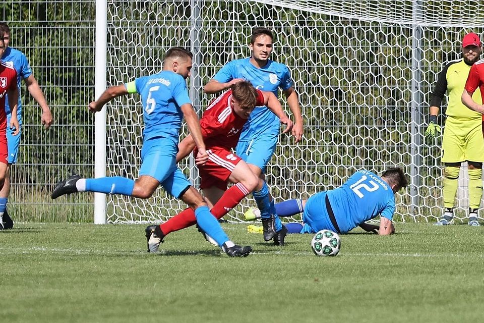 Die Kirchheimer um ihren Kapitän Simon Reichle (links), der in der Schlussphase zum 2:2 gegen den TSV Lautrach traf, holten den ersten Saisonpunkt.