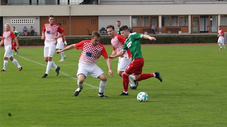 Der ATSV Kelheim (in grün) ließ dem 0:0 gegen ASV Degernbach auch beim ASCK Simbach ein torloses Remis folgen. Foto: Roloff