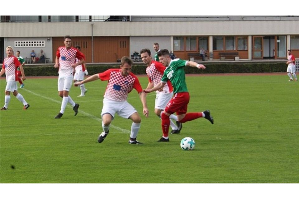 Der ATSV Kelheim (in grün) ließ dem 0:0 gegen ASV Degernbach auch beim ASCK Simbach ein torloses Remis folgen. Foto: Roloff