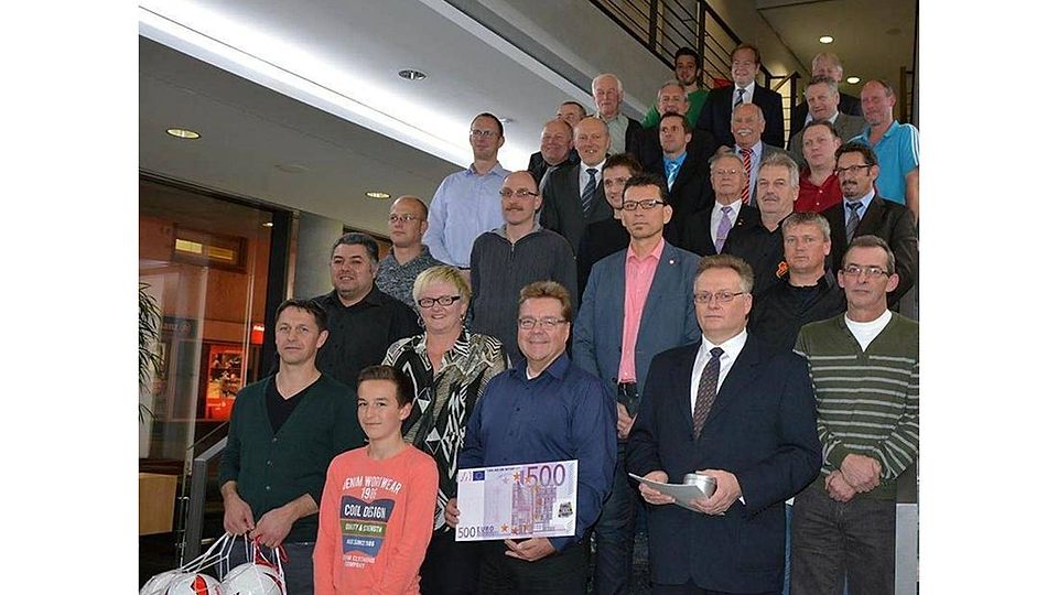 In der Neuen Mitte wurden die Preisträger des Fußball-Bezirks Donau/Iller für ihr ehrenamtliches Engagement geehrt.