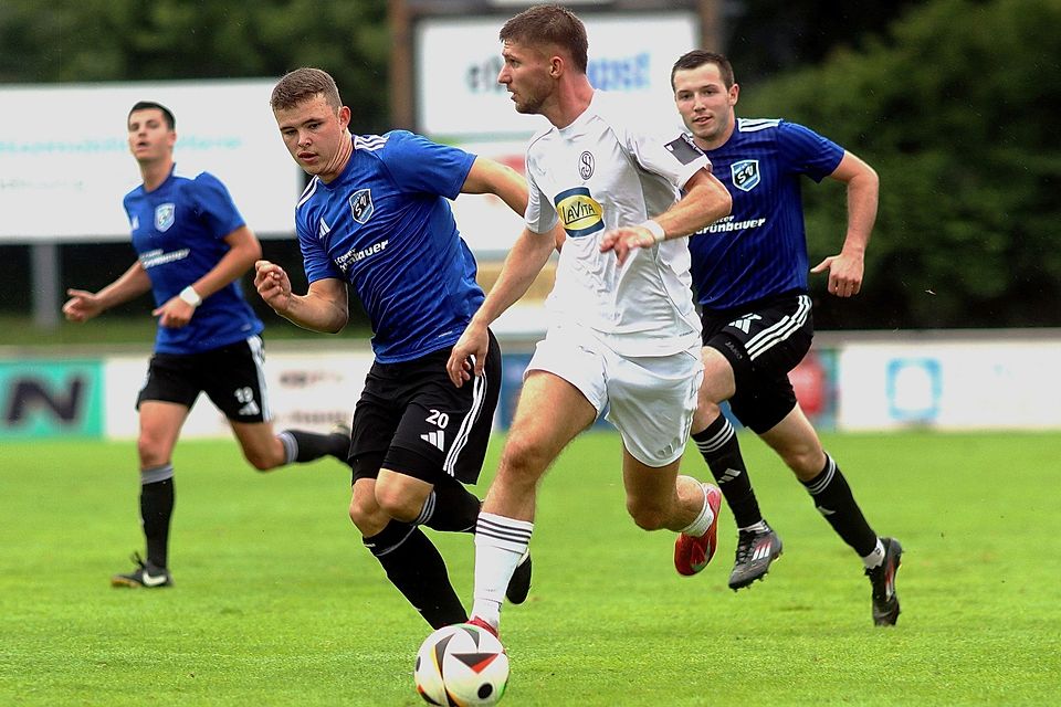 Der SV Etzenricht (in blau, hier eine Szene aus dem Hinspiel) steckt gegen den Liga-Dominatoren SpVgg Landshut in der Außenseiterrolle.
