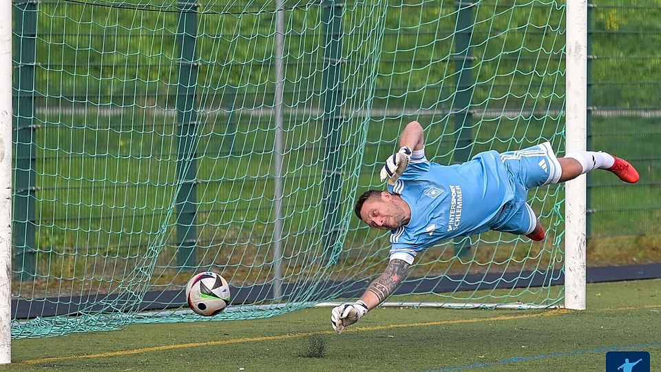 Dran und doch drin: Rehborns Keeper Marco Wietrzyckowski ahnt die richtige Ecke beim Elfmeter von Johannes Graffe und kann das 1:0-Siegtor für Lalo-Laubenheim trotzdem nicht verhindern.