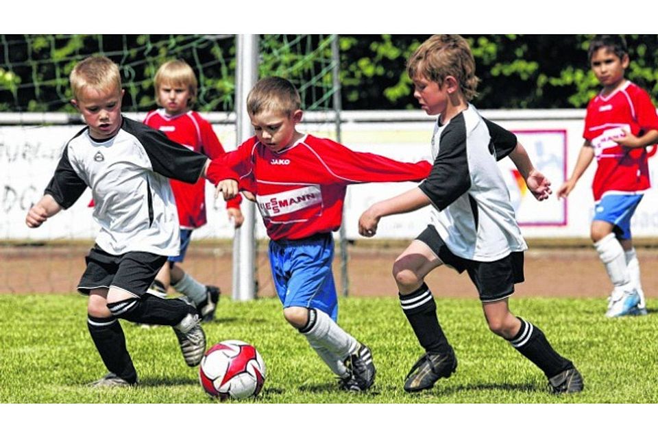 Spaß am Fußball, darauf kommt es an: In der Fairplay-Liga organisieren die Spieler fast alles selbst.Fotos: imago/Schmidt, Lukas Weinberger