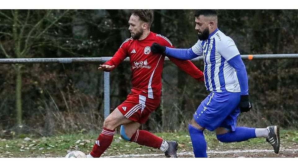 Dustin Weber (l.), in dieser Szene verfolgt vom Donsbacher Osman Aktas, gehört beim SV Oberscheld zu den Aktivposten. © Lorenz Pietzsch