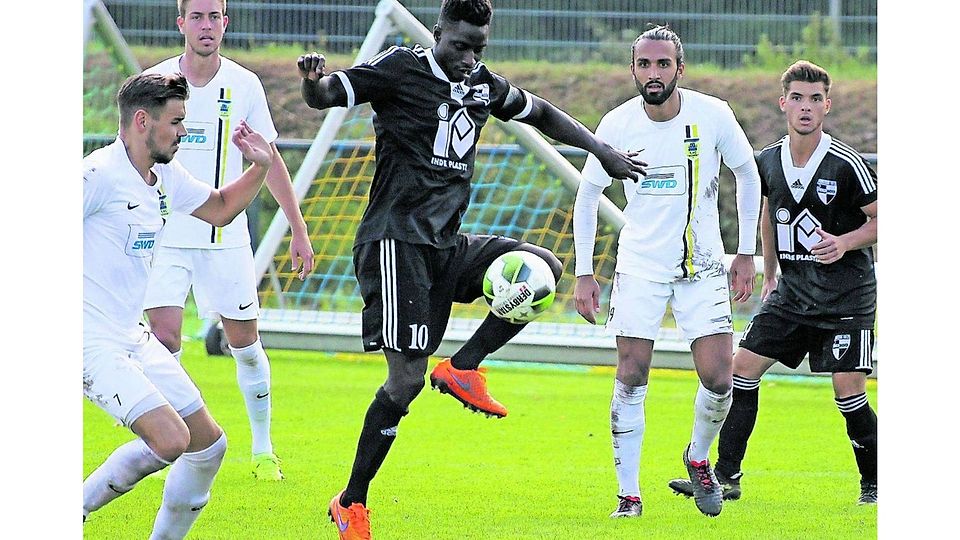 Eine Szene aus dem Hinspiel in Düren: Freialdenhovens Gerard Sambou (Mitte) klärt vor FCD-Akteur Nico Schröteler (links).