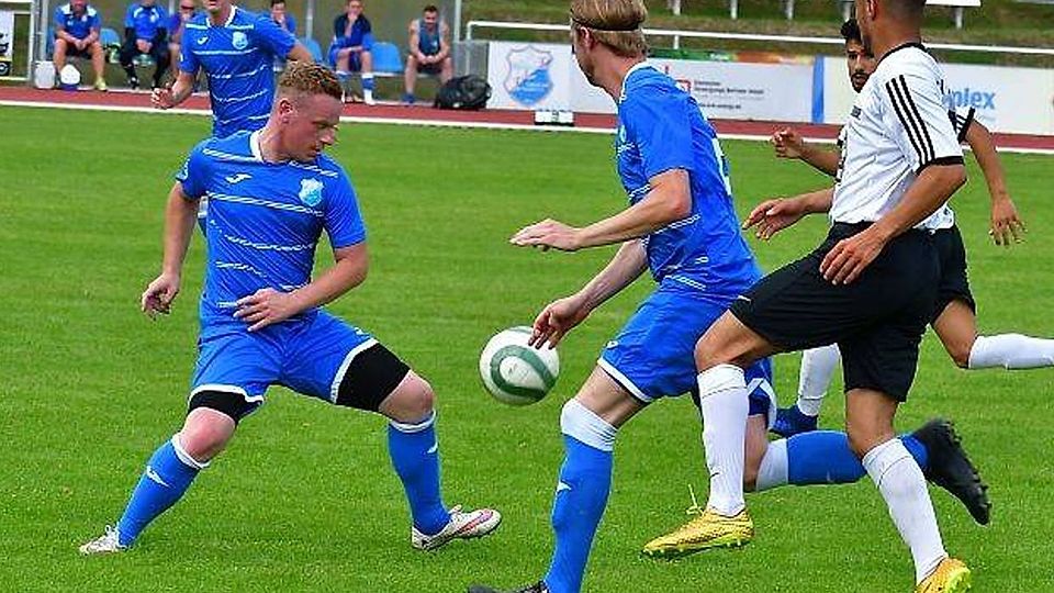 Philipp Baumbach (links) kehrt zum FCE zurück. Ob auch auf den Platz, steht noch nicht fest.